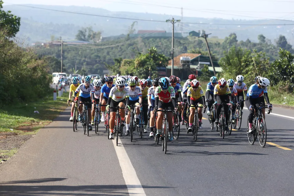 Lâm Thị Thuỳ Dương ngoạn mục “xé” Áo trắng giải xe đạp nữ Biwase ảnh 1