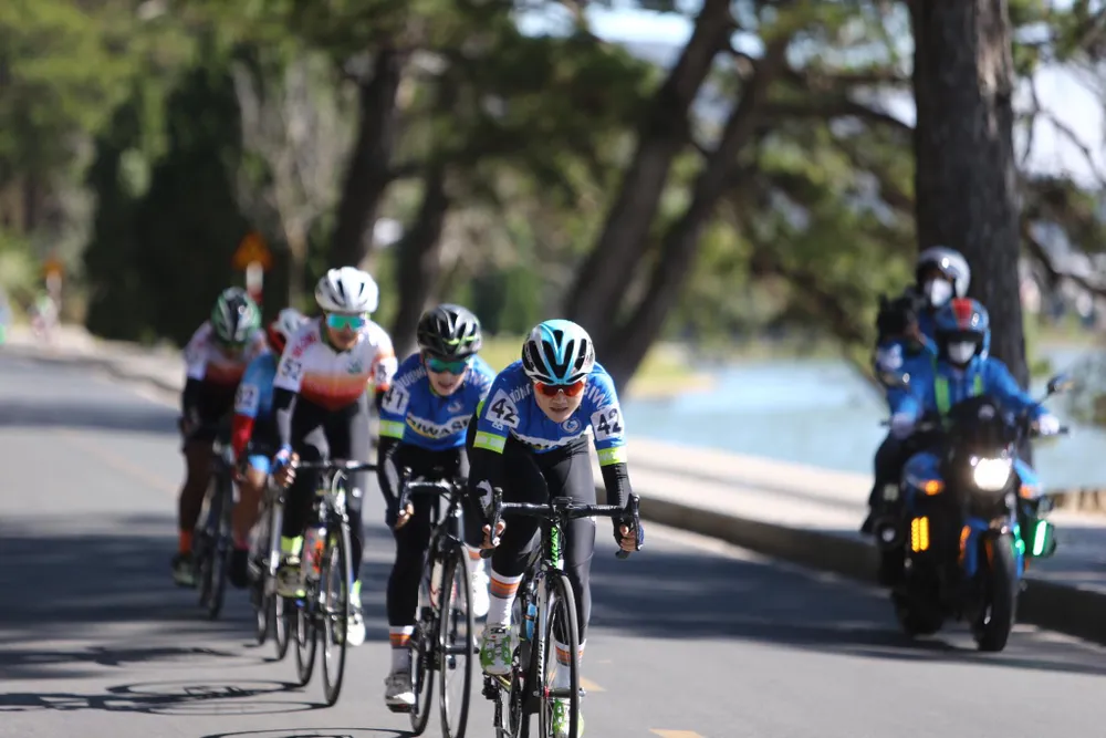 Nguyễn Thị Thật lập hattrick thắng chặng ở giải xe đạp nữ Biwase ảnh 2