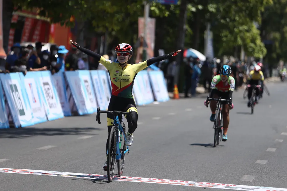 Phạm Hồng Loan ăn mừng tại đích đến