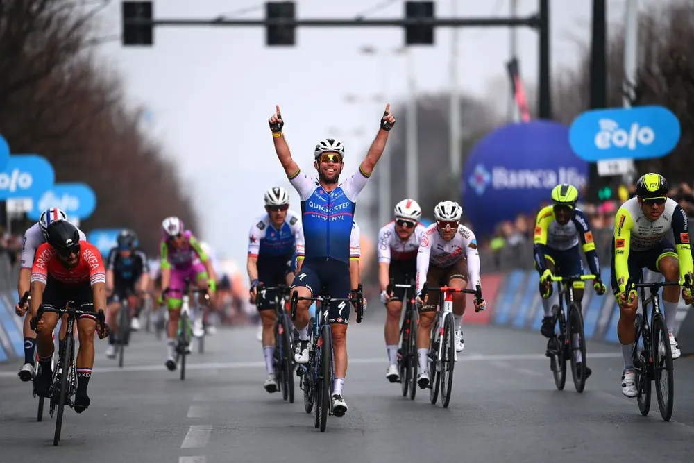 Mark Cavendish mừng chiến thắng tại Milano-Torino 2022