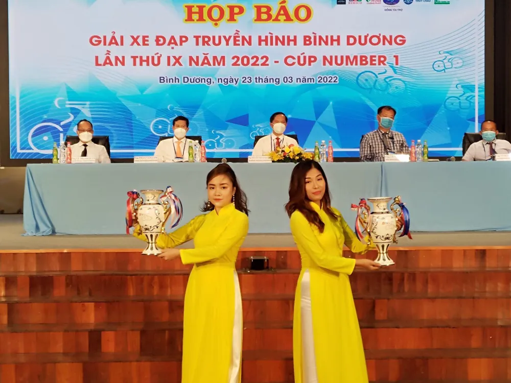 Ban tổ chức giới thiệu mẫu Cúp giải thưởng