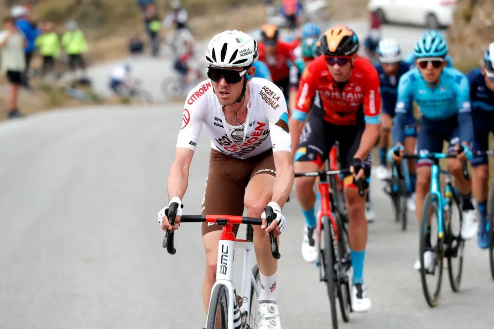 Ben O'Connor solo xé áo trắng-xanh lá cây Volta a Catalunya ảnh 2