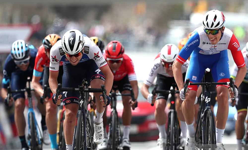 Andrea Bagioli (trái) tung nước rút chiến thắng chặng 7