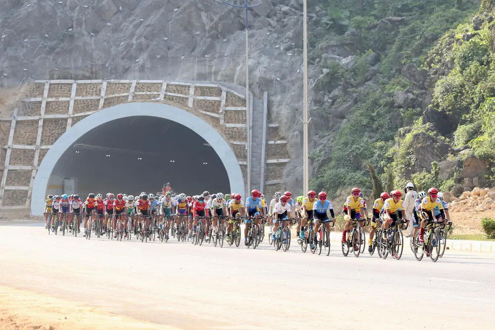 Chuyên gia nước rút Roman Maikin thể hiện sức mạnh tạm mặc Áo xanh Cúp Truyền hình ảnh 1