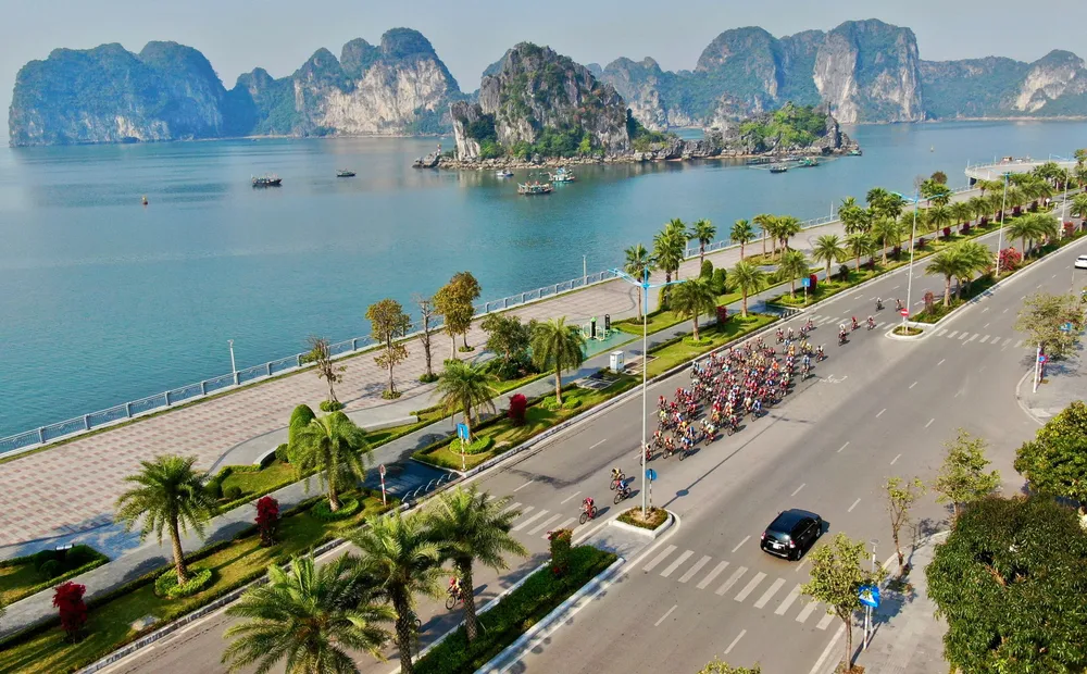 Chuyên gia nước rút Roman Maikin thể hiện sức mạnh tạm mặc Áo xanh Cúp Truyền hình ảnh 2