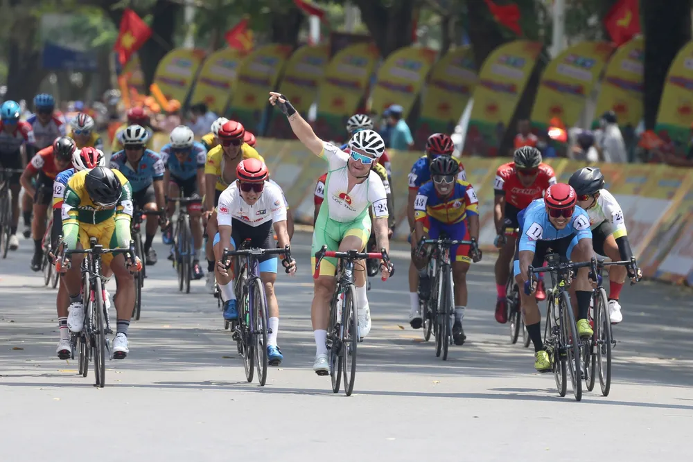 Chuyên gia nước rút Roman Maikin thể hiện sức mạnh tạm mặc Áo xanh Cúp Truyền hình ảnh 3