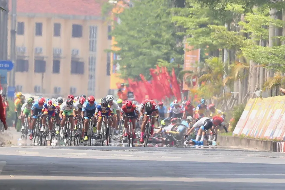 Sự cố té ngã gần đích đến. Ảnh: HOÀNG HÙNG