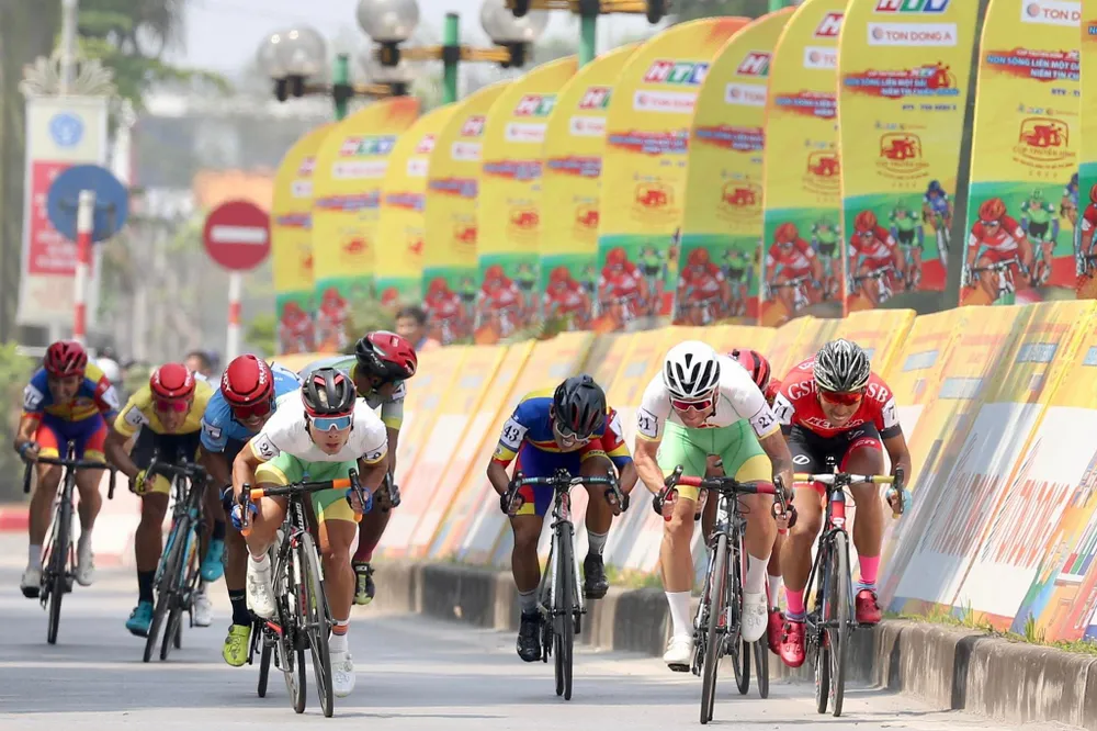 Roman Maikin thoát hiểm trong sự cố tai nạn giành “cú đúp” Giải xe đạp Cúp Truyền hình ảnh 1