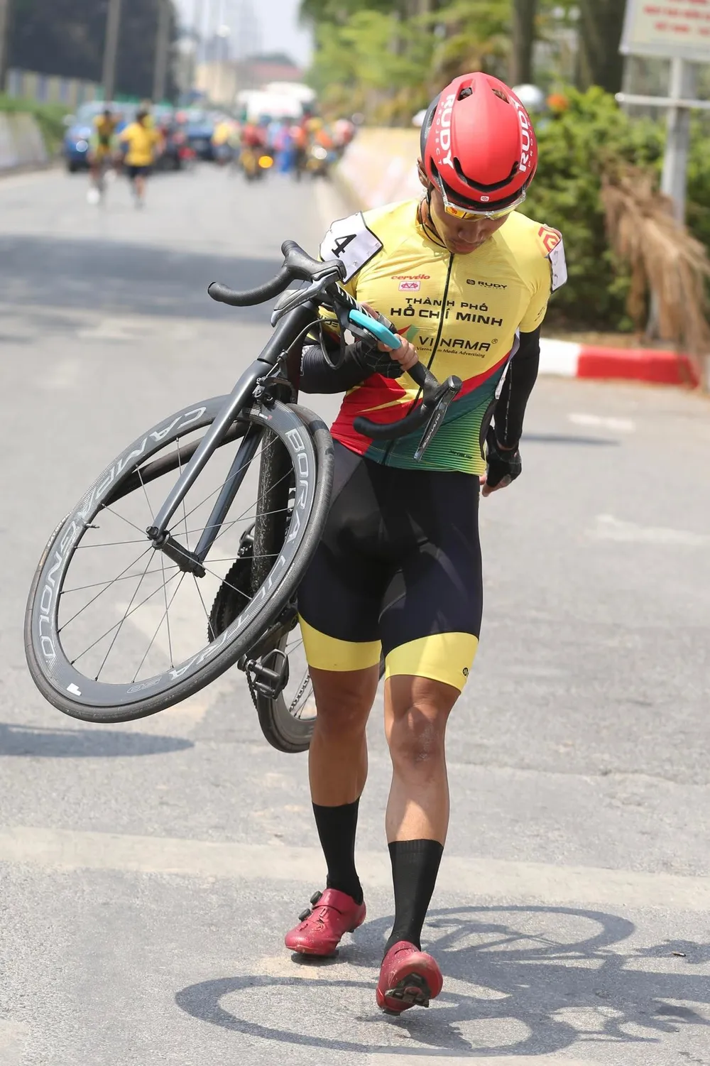 Roman Maikin thoát hiểm trong sự cố tai nạn giành “cú đúp” Giải xe đạp Cúp Truyền hình ảnh 2