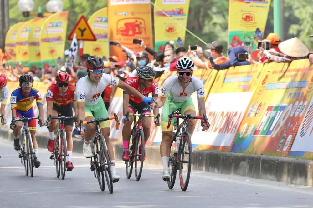 Roman Maikin thoát hiểm trong sự cố tai nạn giành “cú đúp” Giải xe đạp Cúp Truyền hình ảnh 3