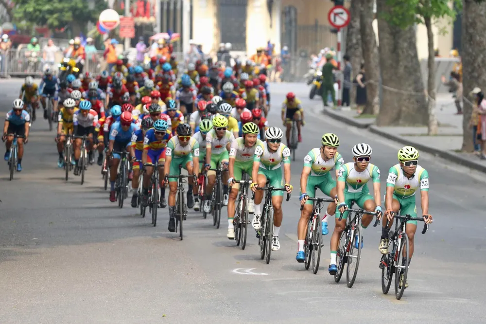 Quàng Văn Cường toả sáng giành cả Áo vàng lẫn Áo xanh ảnh 1