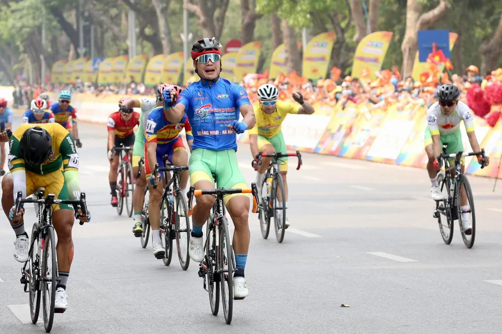 Niềm vui chiến thắng của Quàng Văn Cường. Ảnh: HOÀNG HÙNG