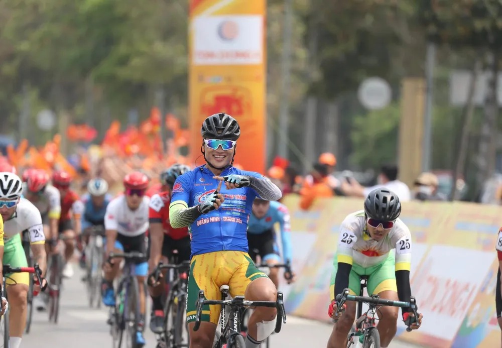 Trần Tuấn Kiệt lại mừng chiến thắng bằng tạo hình chữ T. Ảnh: HOÀNG HÙNG