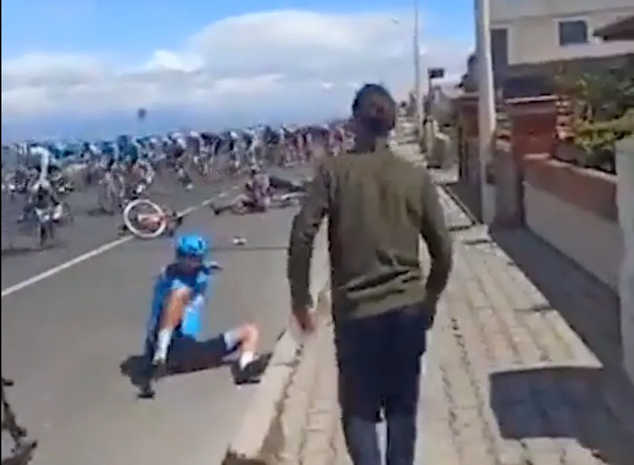 Tay đua Nacer Bouhanni bị gãy đốt sống cổ vì đụng vào khán giả ảnh 1