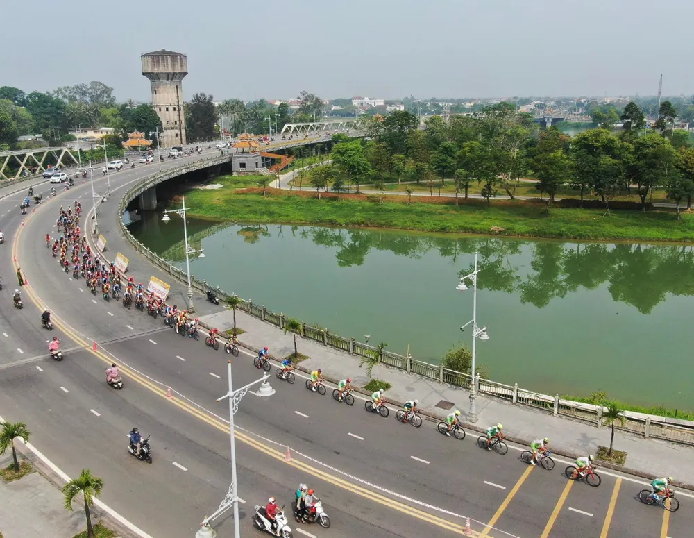 Lê Nguyệt Minh lần đầu tiên thắng chặng trong ngày Trần Tuấn Kiệt đòi lại Áo xanh ảnh 1