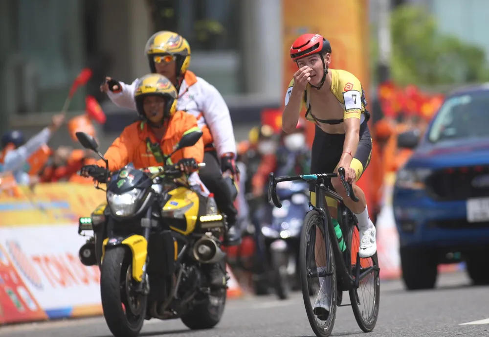 Igor Frolov phô diễn đẳng cấp “ẳm trọn” Áo vàng lẫn Áo đỏ ảnh 2