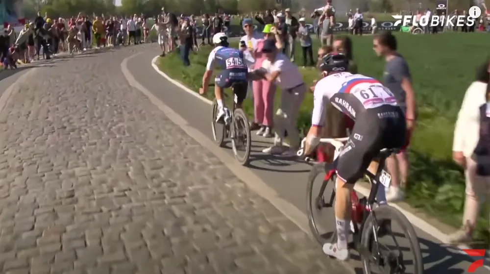 Yves Lampaert té đau vì vướng tay khán giả cổ vũ bên lề ảnh 2