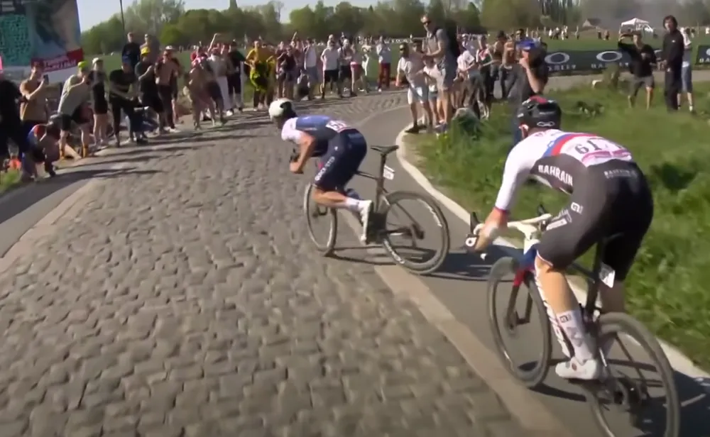 Yves Lampaert té đau vì vướng tay khán giả cổ vũ bên lề ảnh 3