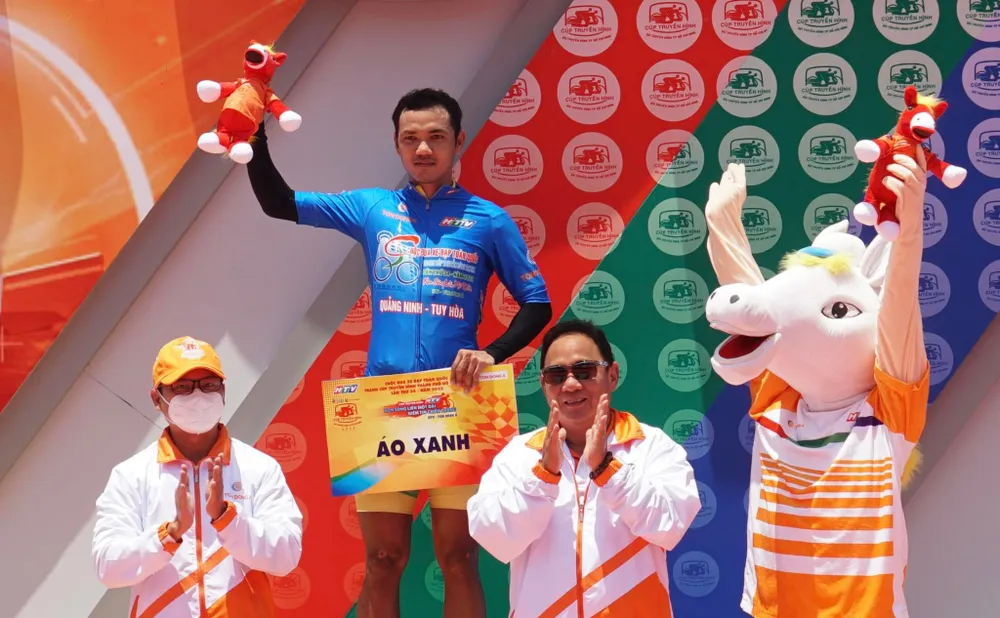 Nguyễn Tấn Hoài đòi lại Áo xanh trong chặng Erdenebat về nhất ảnh 4