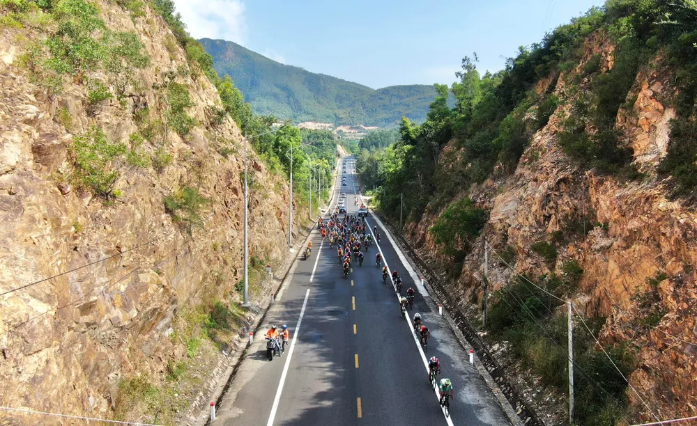 Nguyễn Tấn Hoài đòi lại Áo xanh trong chặng Erdenebat về nhất ảnh 1