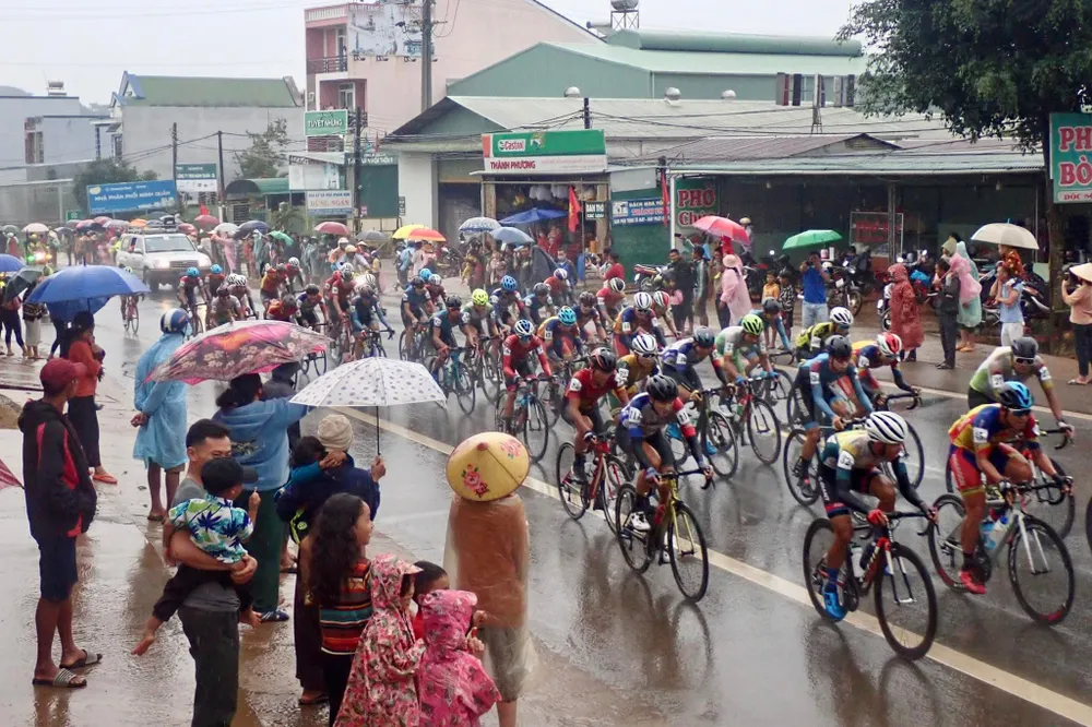 Tay đua 20 tuổi Nguyễn Văn Bình thắng chặng đua trong mưa ảnh 1