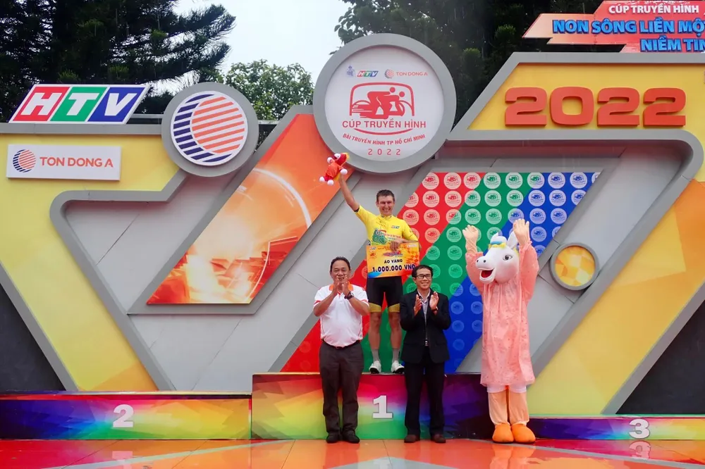 Tay đua 20 tuổi Nguyễn Văn Bình thắng chặng đua trong mưa ảnh 3