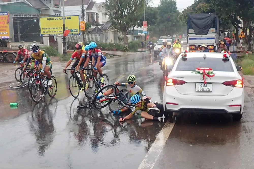 Tay đua 20 tuổi Nguyễn Văn Bình thắng chặng đua trong mưa ảnh 2
