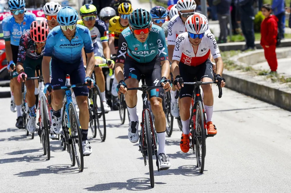 Mathieu van der Poel mất Áo hồng như dự đoán ở chặng đèo ảnh 2