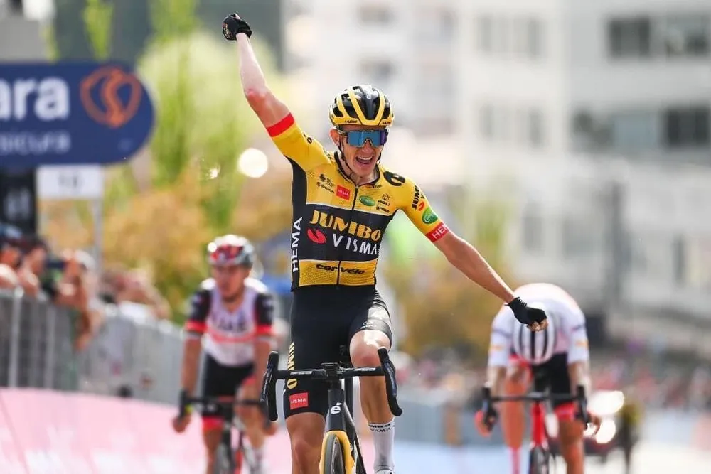 Bouwman giơ tay ăn mừng chiến thắng