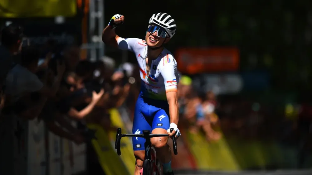 Valentin Ferron ăn mừng chiến thắng