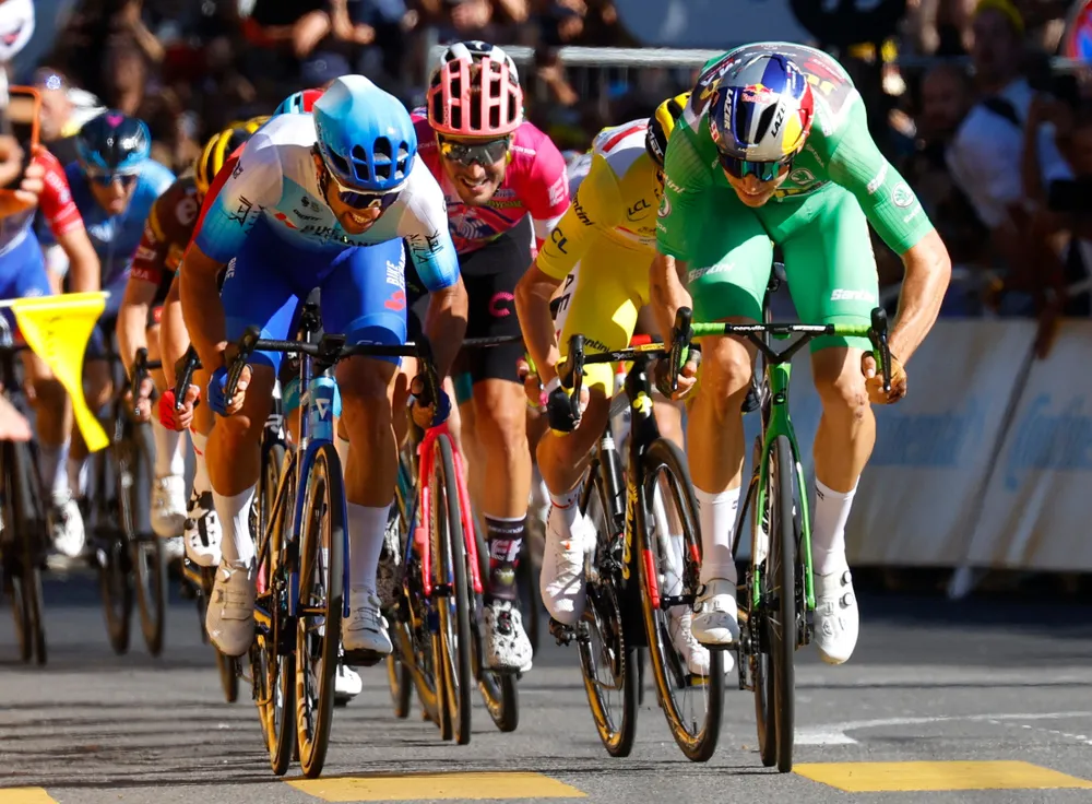 Phong độ ấn tượng của áo xanh Wout van Aert giúp Jumbo-Visma có tiền thưởng khủng