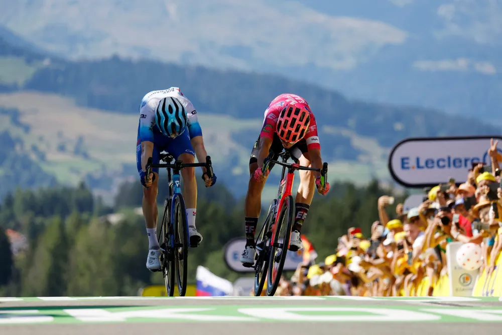 Cú đẩy xe giành chiến thắng của Magnus Cort (phải)