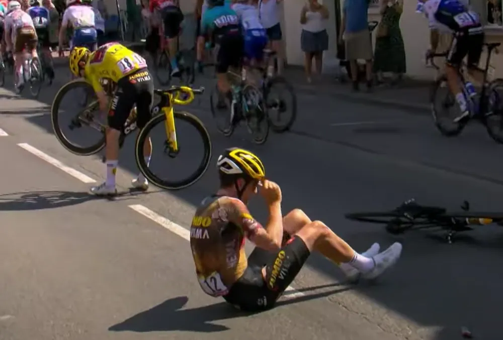 Các tay đua Jumbo-Visma liên tục bị tai nạn