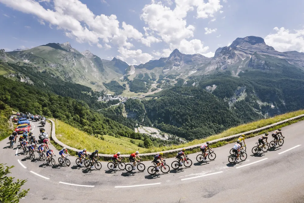 Jonas Vingegaard chạm một tay vào áo vàng chung cuộc Tour de France 2022 ảnh 1