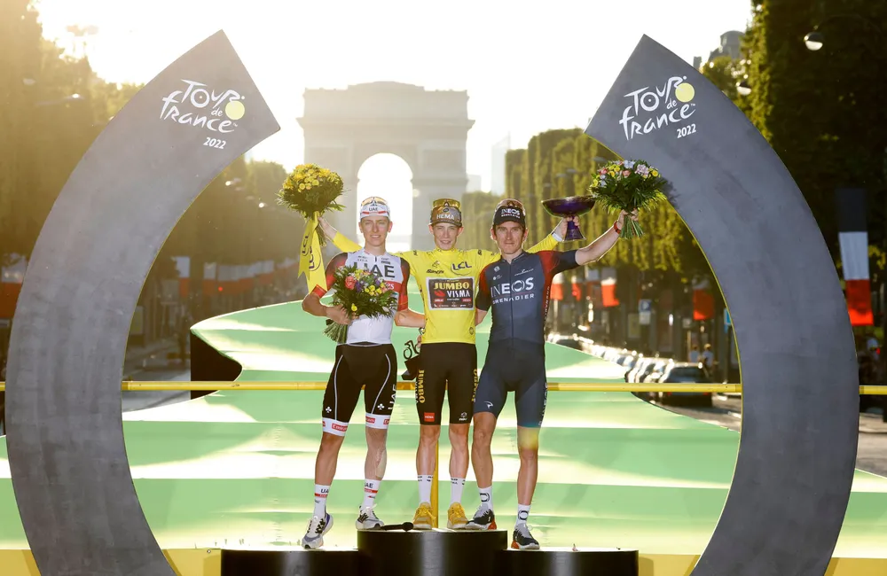 Jonas Vingegaard (giữa) đăng quang Tour de France 2022