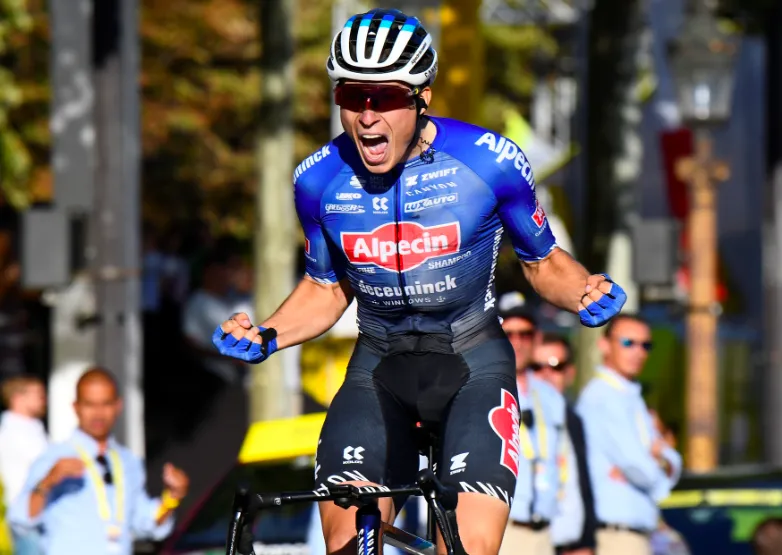 Jonas Vingegaard thâu tóm cả áo vàng lẫn áo chấm bi đỏ Tour de France 2022 ảnh 2