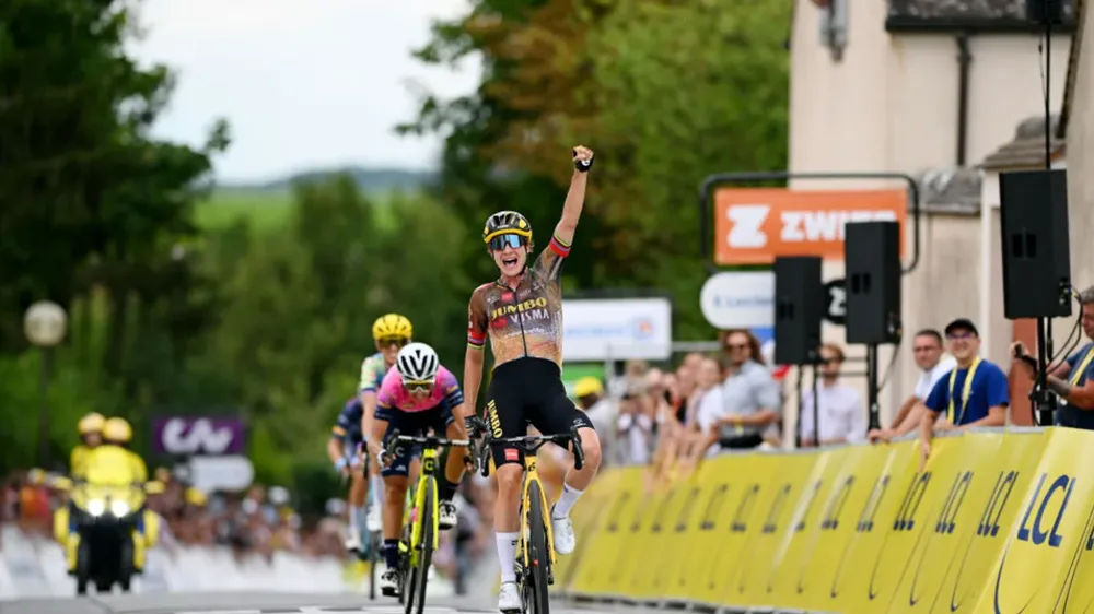 Marianne Vos ăn mừng chiến thắng chặng 2