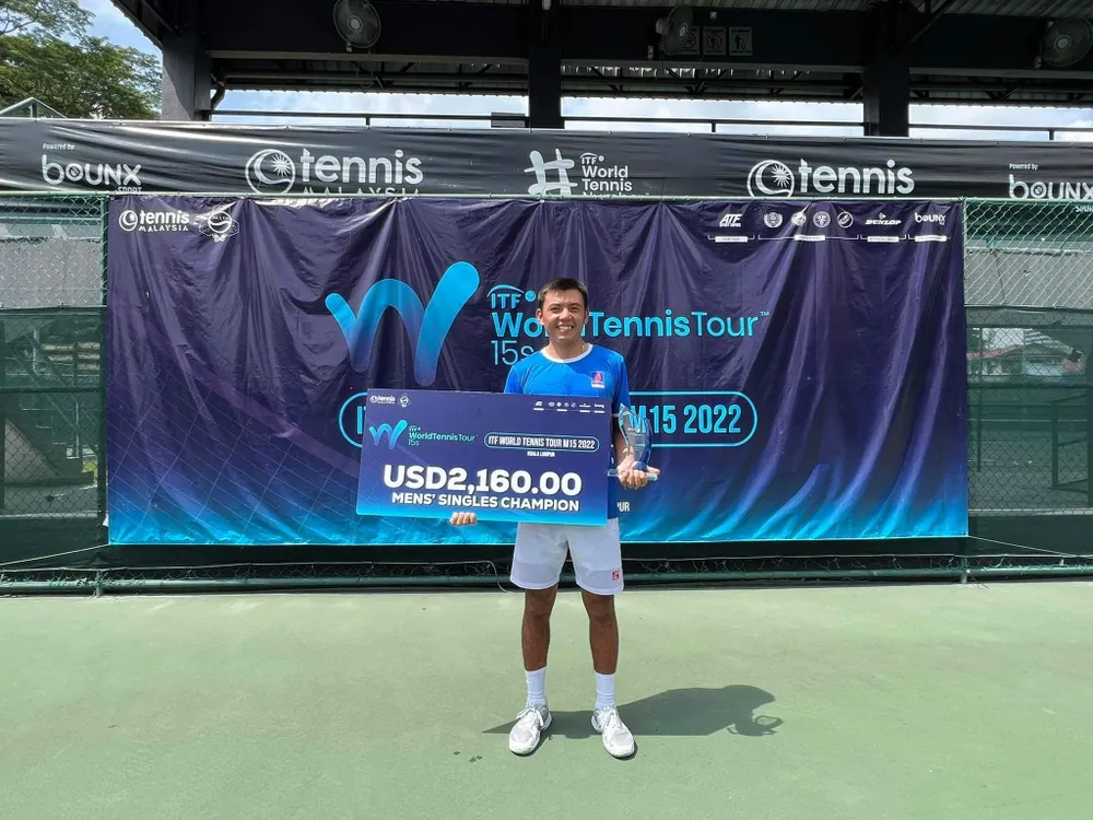 Lý Hoàng Nam với phần thưởng vô địch