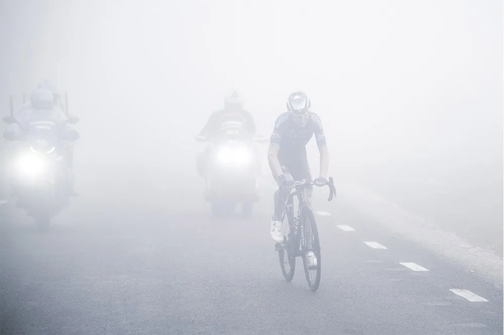 Các tay đua phải thi đấu trong mưa và sương mù