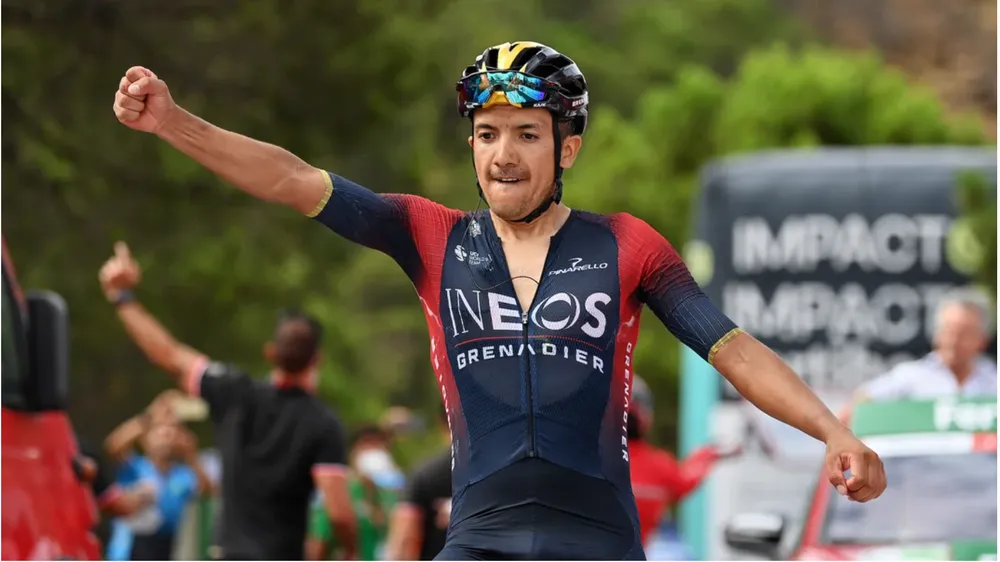 Richard Carapaz vui mừng chiến thắng tại đích đến