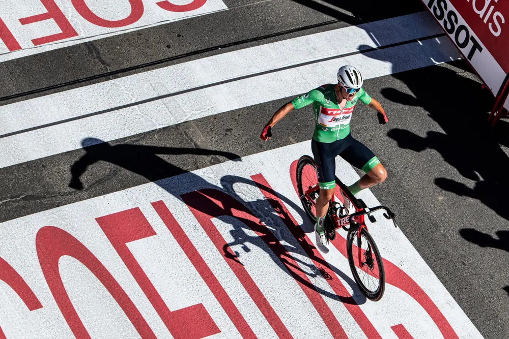 Mads Pedersen băng qua dích đến