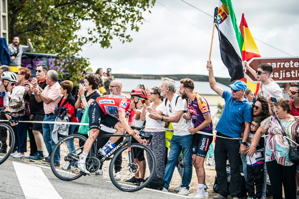 “Vua leo núi” Jay Vine lên xe cứu thương, Remco Evenepoel khẳng định sức mạnh trên đỉnh Alto de Piornal ảnh 4