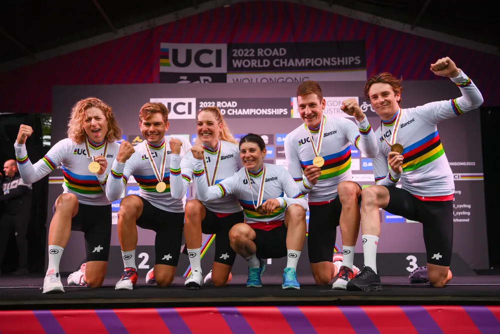 Nhà vô địch Olympic Annemiek van Vleuten gặp nạn ở nội dung đồng đội tiếp sức nam nữ ảnh 2