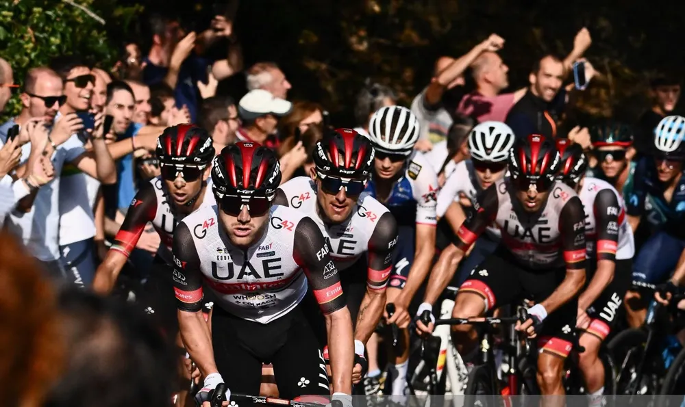 Tadej Pogacar đánh bại Eric Mas bảo vệ ngôi vô địch Il Lombardia ảnh 2