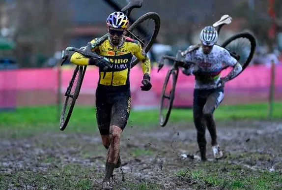 Wout van Aert là tay đua đường trường thi đấu việt dã tốt