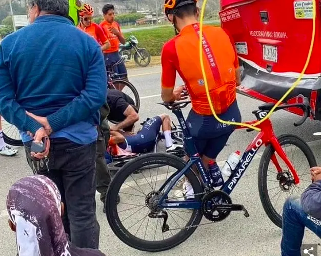 Egan Bernal từng bị tai nạn khi đâm vào xe bus đang đậu bên đường