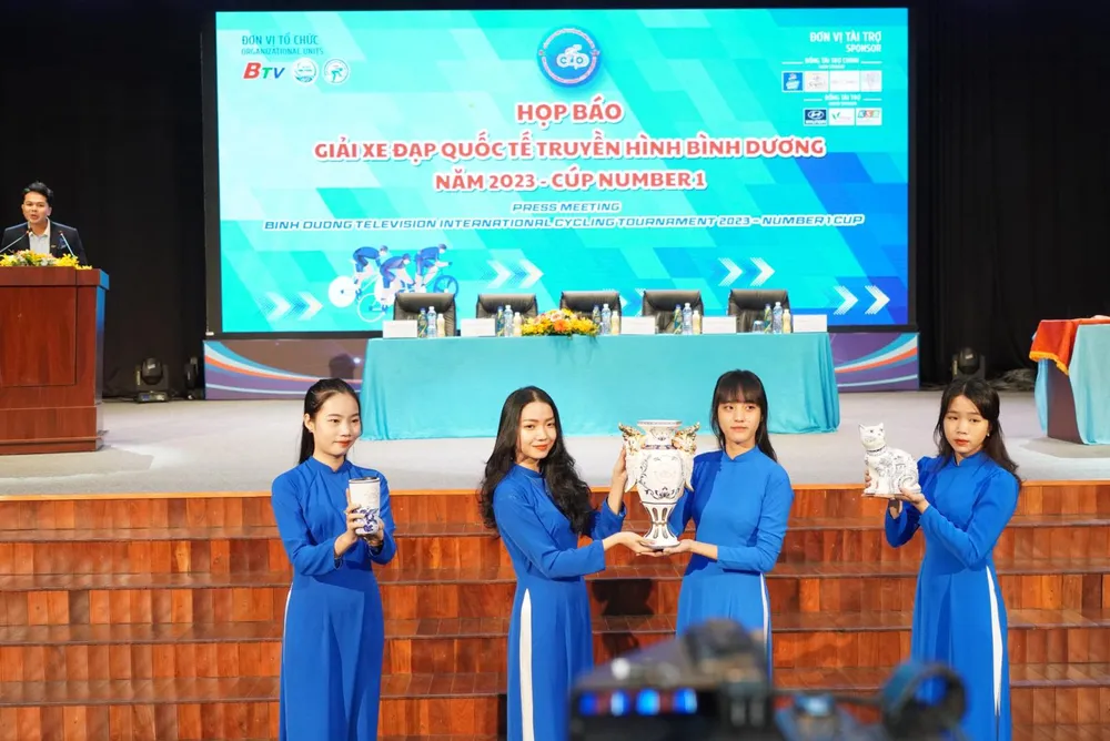 BTC công bố chiếc Cúp vô địch mạ vàng khoảng 100 triệu đồng