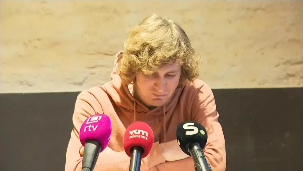 Toon Aerts buồn bã trong cuộc họp báo