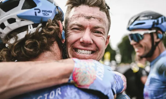 Simon Clarke chia vui cùng đồng đội khi có chiến thắng ở Tour de France