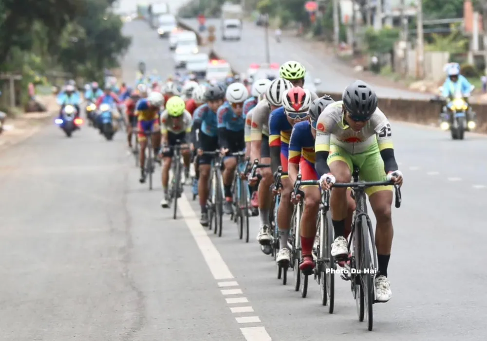 Nỗ lực bám đuổi của các tay đua trong nước